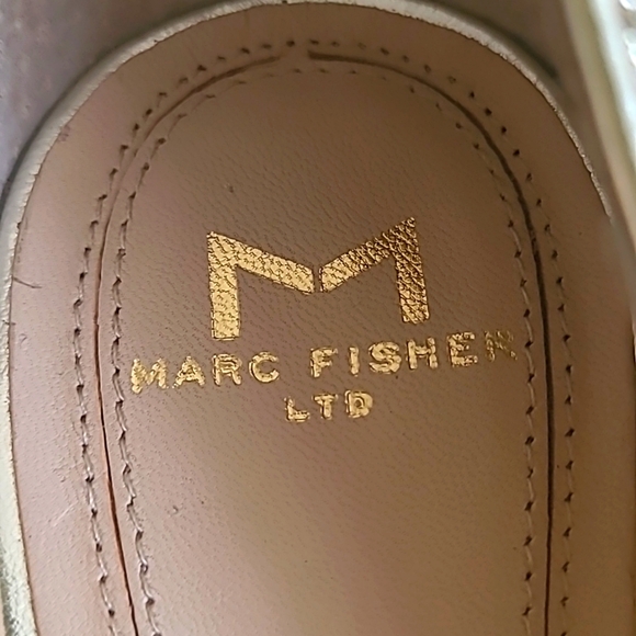 MARC FISHER SILVER BLOCK HEEL SHOES. - Picture 5 of 6